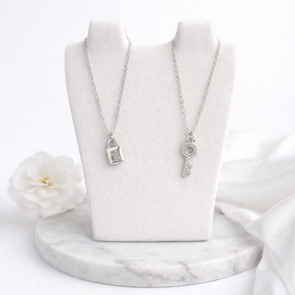 Vintage 2003 Avon Unlock My Heart Necklace Set